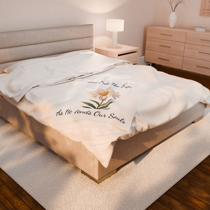 Daisy Velveteen Plush Blanket