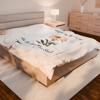 Daisy Velveteen Plush Blanket