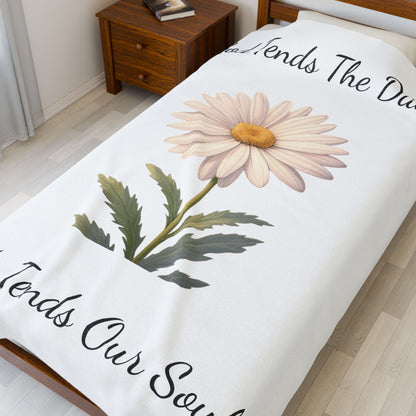 Daisy Velveteen Plush Blanket